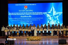 Lãnh đạo Ủy ban Nhân dân tỉnh và lãnh đạo Tỉnh đoàn Sơn La tặng Bằng khen của Ban Thường vụ Tỉnh đoàn Sơn La cho các lưu học sinh Lào tiêu biểu đang học tập trên địa bàn có thành tích tốt trong học tập cũng như tham gia tích cực các hoạt động của tổ chức Đoàn, Hội. (Ảnh: Nguyễn Cường/TTXVN).