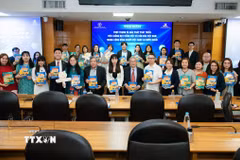 Các khách mời với bộ sách "Vui học tiếng Việt" quyển 2 tại Đài Loan, Trung Quốc. (Ảnh: TTXVN phát)