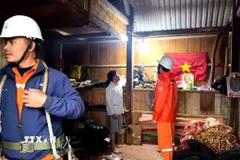 Đồng bào ở xã biên giới Tây Giang trang hoàng nhà cửa, nơi trang trọng nhất đặt ảnh chân dung Bác Hồ và cờ Tổ quốc chào mừng Đại hội Đảng toàn quốc lần thứ XIV. Ảnh: (Đoàn Hữu Trung/TTXVN)