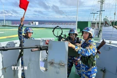 Huấn luyện sẵn sàng chiến đấu trên Nhà giàn DK1/10. (Ảnh: TTXVN phát)