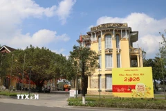 Sắc đỏ rực rỡ của cờ Tổ quốc, cờ Đảng, cùng hàng loạt băng rôn, áp phích, khẩu hiệu tuyên truyền tại các tuyến đường trung tâm thành phố Huế. (Ảnh: Văn Dũng/TTXVN)