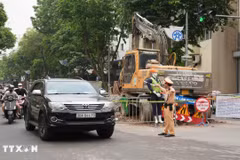 Cảnh sát giao thông phân luồng trên phố Tràng Tiền phường Hoàn Kiếm (Hà Nội) sáng 22/4/2026. (Ảnh: Hùng Mạnh/TTXVN)