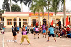 Người dân vui chơi thể thao tại Trung tâm sinh hoạt văn hóa cộng đồng xã Kha Sơn. (Ảnh: Trần Trang/TTXVN)