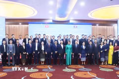 Các đại biểu hai nước tại lễ khai mạc Khóa bồi dưỡng nghiệp vụ chuyên sâu dành cho đội ngũ nhà báo, cán bộ truyền thông của Lào. (Ảnh: Xuân Tú/TTXVN)