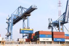Bốc dỡ hàng tại Tân cảng Cát Lái (Thành phố Hồ Chí Minh), cảng lớn và hiện đại nhất cả nước, thuộc nhóm cảng container có sản lượng thông qua hàng đầu thế giới. (Ảnh: Tiến Lực/TTXVN)