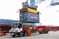 Khu vực làm hàng tại Tân cảng Cát Lái (TP. Hồ Chí Minh). (Ảnh: Tiến Lực/ TTXVN)