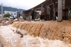 Mặc dù cơn lũ dữ đã đi qua, nhưng đêm qua trên địa bàn vẫn có mưa lớn nên lượng nước từ thượng nguồn vẫn đổ về tại xã Mường Than. (Ảnh: Quý Trung/TTXVN)