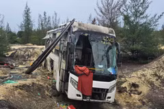 Chiếc xe khách bị hư hỏng nặng khi lao xuống hố sâu. (Ảnh: Báo Quảng Trị)