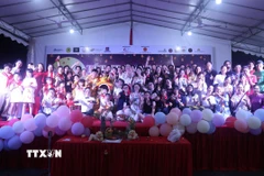 Đêm hội Trung Thu năm nay thu hút đông đảo cộng đồng người Việt tại Singapore và bạn bè quốc tế tham dự. (Ảnh: Tất Đạt/TTXVN)