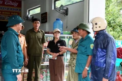 Chính quyền xã Phong Nha (Quảng Trị) vận động người dân tại khu vực nguy cơ sạt lở đến nơi an toàn. (Ảnh: Tá Chuyên/TTXVN)