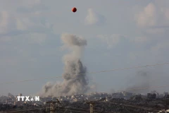 Khói bốc lên từ toà nhà bị phá huỷ trong vụ không kích của Israel xuống thành phố Gaza, ngày 25/9/2025. (Ảnh: THX/TTXVN)