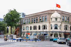 Tại khu vực Quảng trường Cách mạng tháng Tám, các hạng mục thi công đang khẩn trương hoàn thiện để sớm hoàn trả mặt bằng phục vụ giao thông. (Ảnh: Lê Đông/TTXVN)