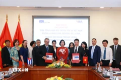 Chủ tịch hãng Thông tấn Prensa Latina Luis Enrique Gonzalez Acosta và Tổng biên tập Báo ảnh Việt Nam Nguyễn Thắng ký Thỏa thuận hợp tác in và phát hành Báo ảnh Việt Nam bằng tiếng Tây Ban Nha, ngày 25/9/2023. (Ảnh: TTXVN phát)