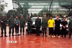 Các đối tượng tổ chức đưa đón người vượt biên trái phép bị bộ đội biên phòng bắt giữ. (Ảnh: TTXVN phát)