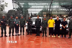 Các đối tượng tổ chức đưa đón người vượt biên trái phép bị bộ đội biên phòng bắt giữ. (Ảnh: TTXVN phát)