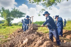 Đội K91 tìm kiếm hài cốt liệt sỹ tại tỉnh Prey Veng, Campuchia. (Ảnh: Báo Nhân dân)