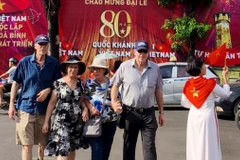 Người dân chờ đón xem lễ hợp luyện diễu binh, diễu hành dịp Quốc khánh. (Ảnh: Hoàng Hiếu/TTXVN)