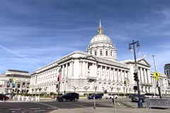 Tòa thị chính San Francisco với mái vòm cao 93 mét, được xem là một trong những tòa nhà chính quyền đẹp nhất nước Mỹ. (Ảnh: Ngọc Quang/TTXVN)