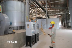 Công nhân điều hành dây chuyền sản xuất tại Nhà máy nhiên liệu sinh khối EREX SAKURA Tuyên Quang. (Ảnh: Hoàng Hải/TTXVN)