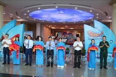 Các đại biểu cắt băng khai mạc trưng bày chuyên đề “Tổ quốc nhìn từ biển.” (Ảnh: TTXVN phát)