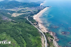Tuyến đường ven biển đi qua một số tỉnh uốn lượn giữa một bên là núi rừng, một bên là bờ biển trải dài. (Ảnh: Hữu Quyết/TTXVN)