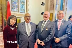 Quyền Chủ tịch Hội Hữu nghị New Zealand-Việt Nam (NZVFA) Anand Satyanand (thứ hai từ trái sang) chụp ảnh lưu niệm cùng các thành viên của NZVFA. (Ảnh: TTXVN phát)