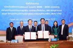 Ông Nguyễn Lộc Hà (phải), Phó Chủ tịch Thường trực Ủy ban Nhân dân Thành phố Hồ Chí Minh và ông Phimpone Phandanuvong (trái), Phó Chủ tịch Ủy ban Chính quyền tỉnh Champasak ký Biên bản ghi nhớ hợp tác giai đoạn 2026-2030 giữa hai địa phương. (Ảnh: Xuân Khu/TTXVN)