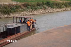 Các lực lượng triển khai biện pháp tìm kiếm. (Ảnh: Nguyễn Văn Cảnh/TTXVN)