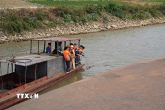 Các lực lượng triển khai biện pháp tìm kiếm. (Ảnh: Nguyễn Văn Cảnh/TTXVN)