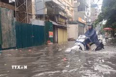 Nước ngập trên đường Mỹ Đình (phường Từ Liêm, Hà Nội). (Ảnh: Nguyễn Thắng/TTXVN)