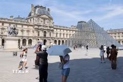 Trời nắng nóng gay gắt tại Paris, Pháp. (Ảnh: THX/TTXVN phát)