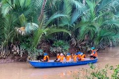 Các sinh viên tham quan, tìm hiểu hệ sinh thái rừng tại Cù Lao Dung. (Ảnh: Cục Du lịch Quốc gia Việt Nam)