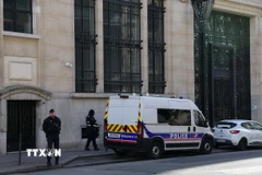 Cảnh sát được triển khai bên ngoài chi nhánh ngân hàng Bank of America tại thủ đô Paris, Pháp, ngày 28/3/2026. (Ảnh: THX/TTXVN)