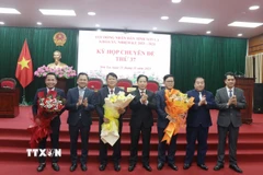 Lãnh đạo tỉnh Sơn La tặng hoa chúc mừng tân Chủ tịch, Phó Chủ tịch Hội đồng Nhân dân tỉnh và ủy viên Ủy ban Nhân dân tỉnh khoá XV, nhiệm kỳ 2021-2026. (Ảnh: Nguyễn Cường/TTXVN)