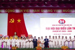 Lãnh đạo Tỉnh uỷ, Ủy ban Nhân dân tỉnh Đắk Lắk chúc mừng Ban Chấp hành Đảng bộ Công an Đắk Lắk, nhiệm kỳ 2025-2030. (Ảnh: Ngọc Minh/TTXVN)