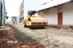 Sau khi TTXVN phản ánh dự án thi công đường “ì ạch”, mất an toàn, nhà thầu đã khẩn trương tổ chức thi công và đổ lớp đá cấp phối đầu tiên vào ngày 6/8. (Ảnh: Tuấn Anh/TTXVN)