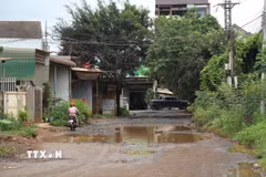 Đoạn đầu tuyến của Dự án đầu tư xây dựng đường Hồ Chí Minh đoạn tránh phía Đông thành phố Buôn Ma Thuột chưa hoàn tất giải phóng mặt bằng ảnh hưởng không nhỏ đến đời sống nhân dân. (Ảnh: Tuấn Anh/ TTXVN)