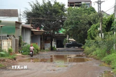 Đoạn đầu tuyến của Dự án đầu tư xây dựng đường Hồ Chí Minh đoạn tránh phía Đông thành phố Buôn Ma Thuột chưa hoàn tất giải phóng mặt bằng ảnh hưởng không nhỏ đến đời sống nhân dân. (Ảnh: Tuấn Anh/ TTXVN)