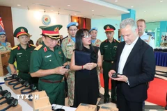 Các đại biểu tham quan gian trưng bày các thiết bị, vật tư được bàn giao. (Ảnh: Trọng Đức/TTXVN)
