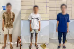 Ba đối tượng trong nhóm chuyên cướp giật tài sản của phụ nữ tại cơ quan Công an. (Ảnh: TTXVN phát)