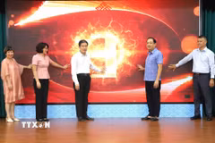 Ra mắt Trạm truyền thông số phường Cửa Nam (Hà Nội), kênh thông tin hỗ trợ người dân tiếp cận dịch vụ công trực tuyến, VNeID, iHanoi, thanh toán không dùng tiền mặt, hóa đơn điện tử và các kỹ năng số thiết yếu. (Ảnh: Nguyễn Cúc/TTXVN)