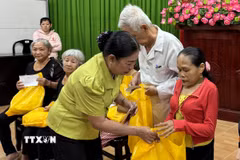 Trao quà cho các nạn nhân chất độc da cam tại xã Trà Ôn, tỉnh Vĩnh Long. (Ảnh: Lê Thúy Hằng/TTXVN)