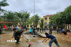Khẩn trương khắc phục hậu quả sau mưa lũ tại các trường học. (Ảnh: Mai Trang/TTXVN)