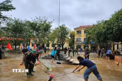Khẩn trương khắc phục hậu quả sau mưa lũ tại các trường học. (Ảnh: Mai Trang/TTXVN)