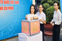 Cán bộ, công chức cơ quan Ủy ban Mặt trận Tổ quốc Việt Nam Thành phố Hồ Chí Minh ủng hộ Quỹ “Vì biển đảo quê hương-Vì tuyến đầu Tổ quốc” sáng 3/8. (Ảnh: Báo Nhân dân)