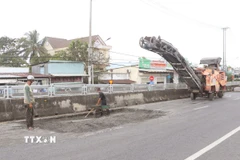 Sửa chữa hư hỏng tại cầu Xã Bảo (Quốc lộ 1A) đoạn qua xã Vĩnh Lợi), tỉnh Cà Mau. (Ảnh: Tuấn Phi/TTXVN)