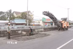Sửa chữa hư hỏng tại cầu Xã Bảo (Quốc lộ 1A) đoạn qua xã Vĩnh Lợi), tỉnh Cà Mau. (Ảnh: Tuấn Phi/TTXVN)