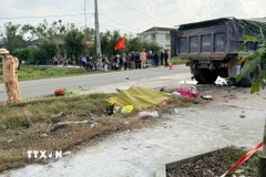 Lực lượng chức năng phong tỏa hiện trường để điều tra nguyên nhân vụ việc. (Ảnh: TTXVN phát)