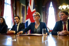 Ngoại trưởng Anh Yvette Cooper (thứ 2, phải) chủ trì hội nghị trực tuyến nhằm mở lại tuyến vận tải qua eo biển Hormuz với hơn 40 quốc gia tham dự, ngày 2/4/2026. (Ảnh: REUTERS/TTXVN)