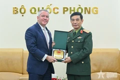 Đại tướng Phan Văn Giang trao tặng Trợ lý Ngoại trưởng Hoa Kỳ quà lưu niệm. (Ảnh: Báo QĐND)
